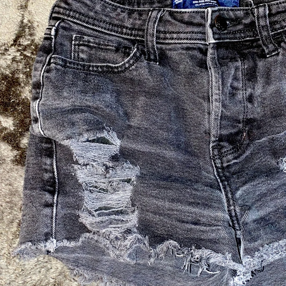 Hollister | DISTRESSED High Rise Mom Short 3” | Size: 0- 24W - Picture 3 of 5